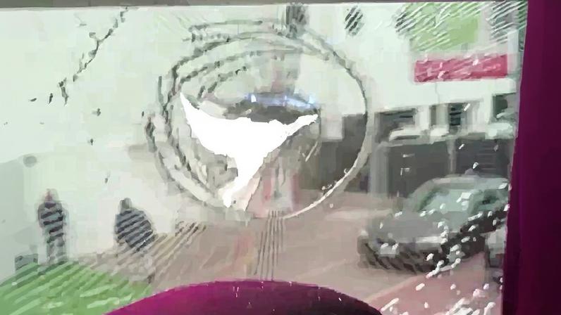 Ônibus do Lanús é apedrejado por torcedores antes de duelo na Sul-Americana — Foto: Reprodução / Toto Salvio