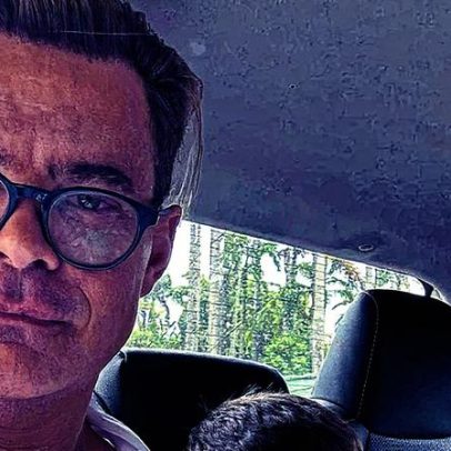 Carmo Dalla Vecchia exibe novo visual ao lado do filho com João Emanuel Carneiro