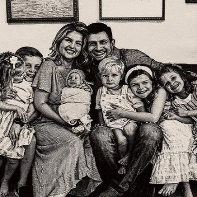 Ex-estrela de reality compartilha foto com os sete filhos após internação grave