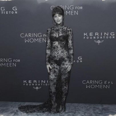 Dakota Johnson enfrenta críticas a seus vestidos nus de tapete vermelho