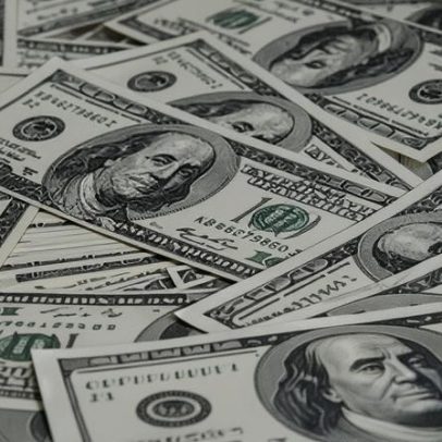 Dólar sobe junto ao exterior por cautela com EUA, China e Fed