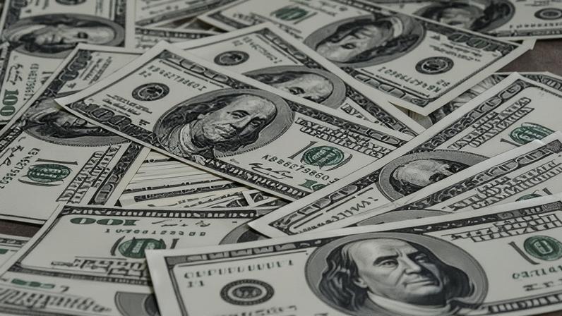 Dólar em alta hoje: Fed sinaliza pausa em cortes de juros, EUA-China negociam tarifas. Acompanhe IGP-M, Caged e BCE, além de dados de confiança e PIB do México - Foto: collectionImage