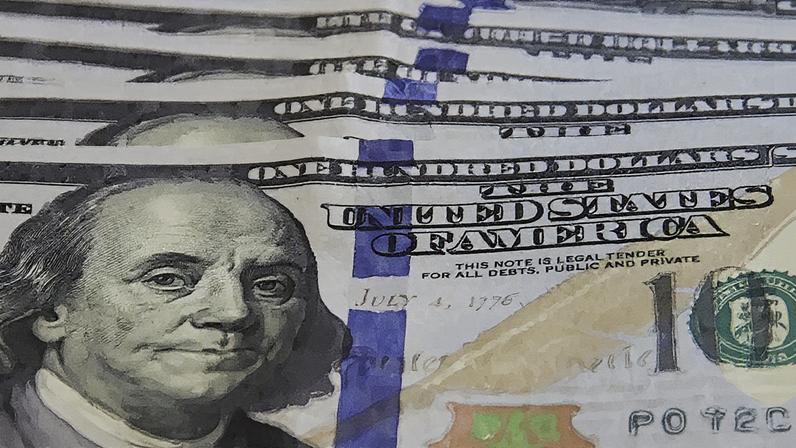 Dólar em queda com avanço das negociações comerciais Brasil-EUA e otimismo global. Entenda como acordos e dados de inflação impactam o mercado financeiro - Foto: Reprodução