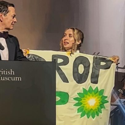 Evento no British Museum é interrompido por ativista que exige fim do patrocínio da BP