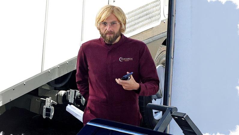 Jonah Hill once again showed off his slimmed-down physique on the set of “Cut Off” on Friday. BACKGRID