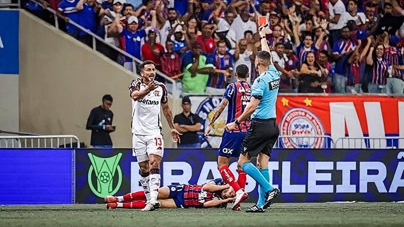 Momento da expulsão de Danilo, do Flamengo, em partida contra o Bahia • Letícia Martins/EC Bahia