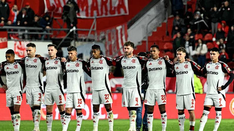 Jogadores do Flamengo antes da partida contra o Estudiantes na Libertadores (Foto: Luis Robayo/AFP)
