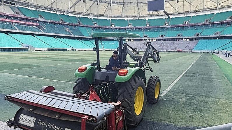 Trator utilizado para fazer a remoção do gramado da Arena Fonte Nova • Ana Paula Santos/Arena Fonte Nova