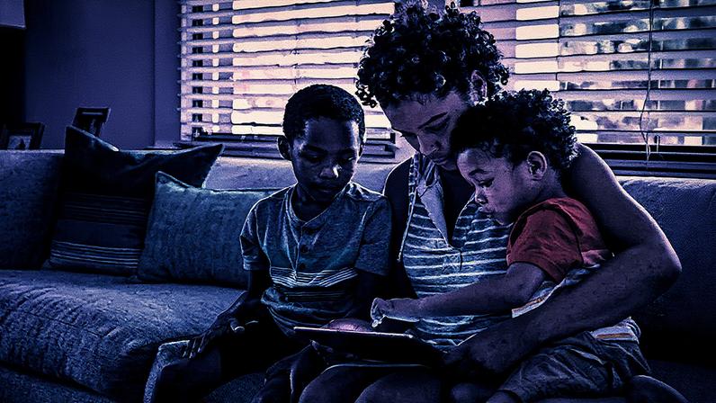 Ao escolher, é importante levar em conta a segurança digital, a durabilidade do dispositivo e, claro, o desempenho (MoMo Productions/Getty Images)