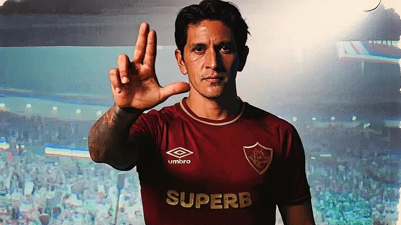 Cano com a nova camisa do Fluminense (Foto: Divulgação)