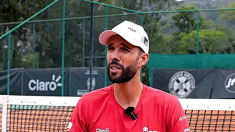 Carlos Alcaraz celebra a primeira das sete vitórias no US Open de 2025 (Divulgação)