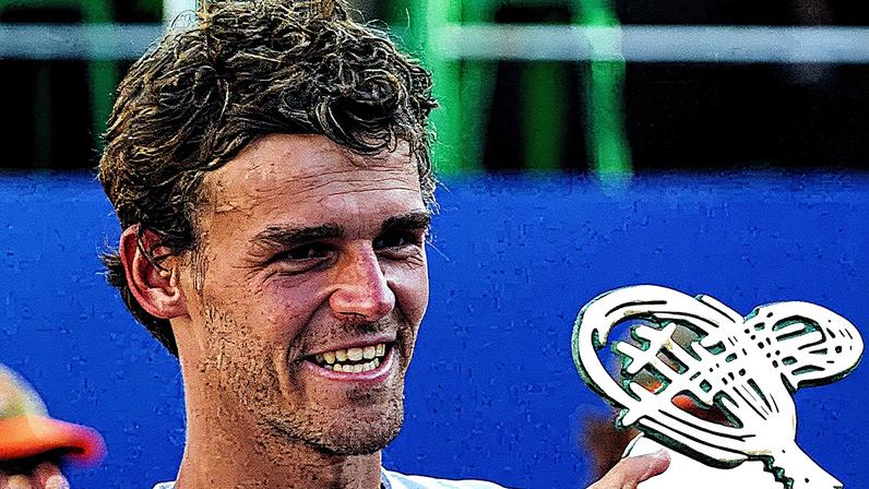 Guga Kuerten com o troféu de 2002 do Brasil Open, no Sauípe (Foto: Arquivo/João Pires/ Fotojump)