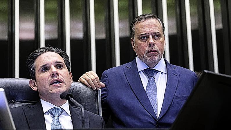 O deputado Paulo Abi-Ackel (PSDB-MG), relator do projeto que muda regras da prisão preventiva, ao lado do presidente da Câmara Hugo Motta (Republicanos-PB), na sessão que aprovou o texto. Foto: Kayo Magalhães / Câmara dos Deputados