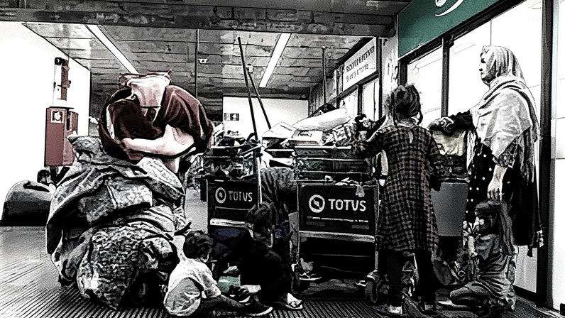 Em 2023, refugiados afegãos com visto humanitário precisaram acampar no Aeroporto Internacional de Guarulhos a espera de abrigo. Foto: Rovena Rosa/Agência Brasil