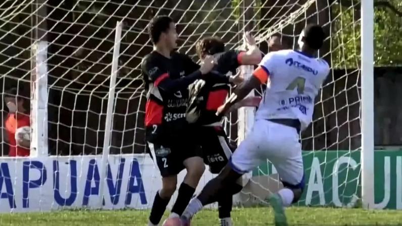Confusão após agressão por suposta injúria racial (Foto: Reprodção)
