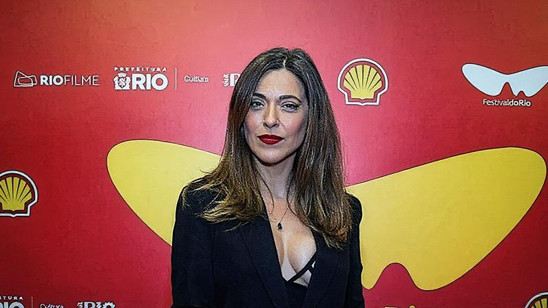 Carolina Dieckmann apresenta descontrole e recebe famosos no Festival do Rio