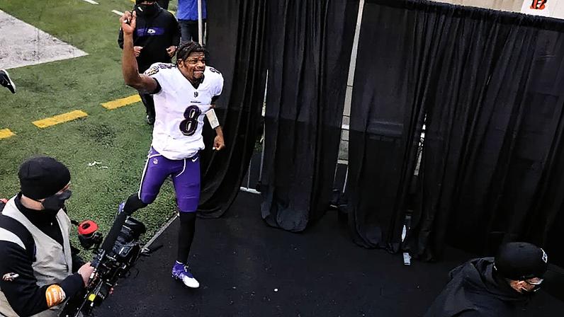 Lamar Jackson ainda não recuperou 100% da lesão posterior da coxa