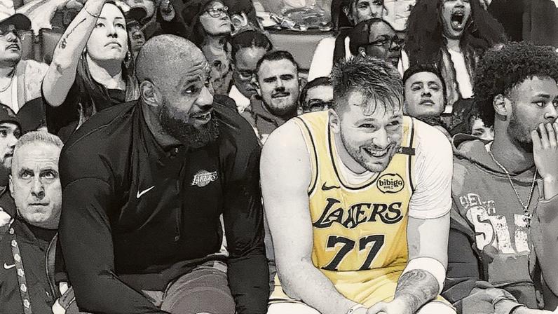 Luka Doncic em seu primeiro jogo, ao lado de LeBron James, pelo Los Angeles Lakers (Foto: Adam Pantozzi / NBAE / AFP)