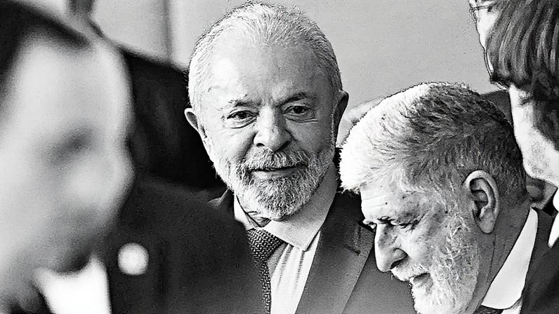 (Foto: André Borges/EFE) Irmãos Joesley e Wesley Batista acompanham Lula na viagem à Ásia para negociar acordos bilaterais. Presidente deve conversar com Trump no domingo.