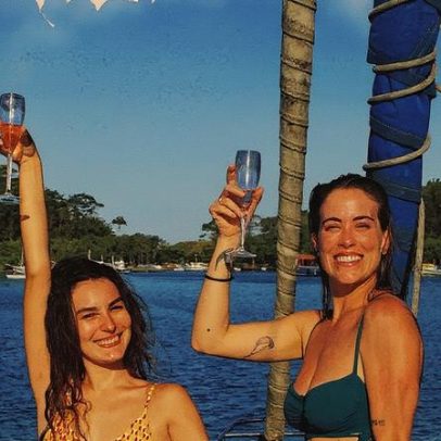 Marina Moschen celebra noivado com Emilia Sauaia durante viagem romântica