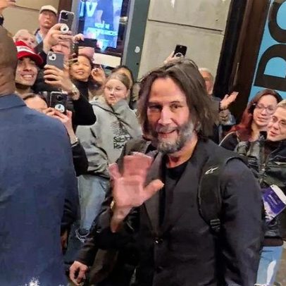 Fã descontrolado de Keanu Reeves tenta entrar no carro após peça na Broadway