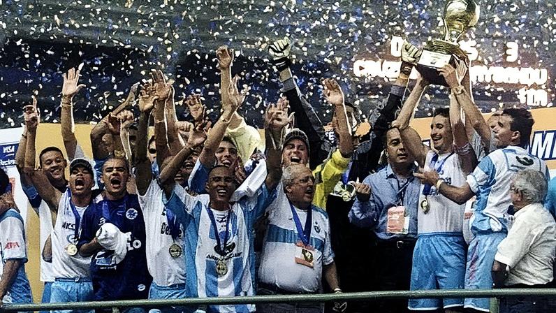Paysandu, campeão da edição de 2002, ergue o troféu da última Copa dos Campeões do Brasil. (Paysandu)