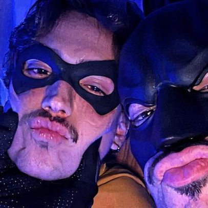 Pedro Sampaio e namorado se fantasiam de Batman e Robin em festa de Halloween