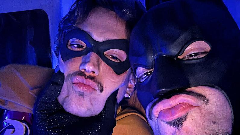 Pedro Sampaio se fantasia de Batman e o namorado, Henrique Meinke, de Robin em festa de Halloween — Foto: Reprodução/Instagram