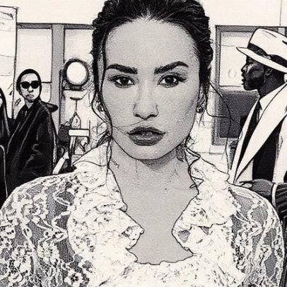 Demi Lovato se fantasia de Poot no Dia das Bruxas e celebra novo álbum