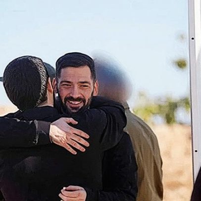 Exército de Israel acompanha sete reféns libertados pelo Hamas