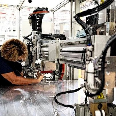 Produção industrial cresce 0,8% em agosto, mas apresenta queda em relação a 2024