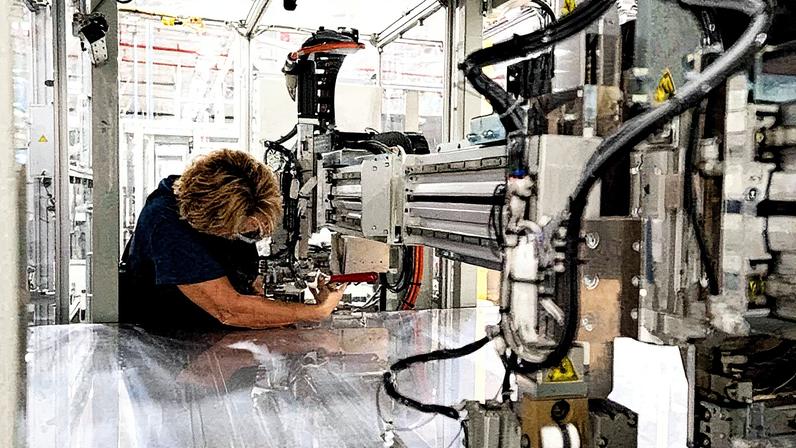 Avanço na indústria foi de 0,8% em agosto, diz IBGE