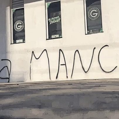 Torcida do Goiás protesta e pixa muros contra vice-líder da Série B