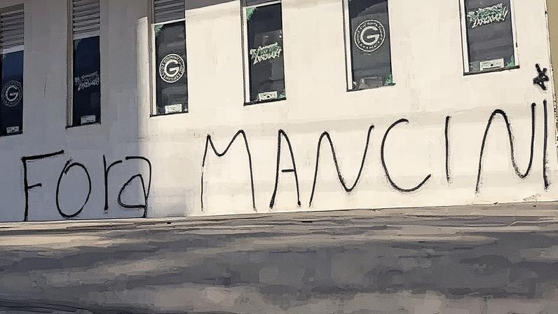 Torcida pixa muro da sede do Goiás contra o técnico Vagner Mancini. Foto: Reprodução/ge