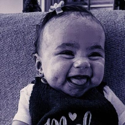 Mel, filha caçula de Neymar, encanta com roupinha do papai