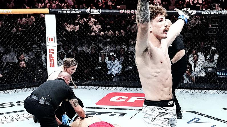 Quillan Salkilld (AUS) venceu Nasrat Haqparast (MAR) por nocaute no UFC 321 (Foto: Reprodução)