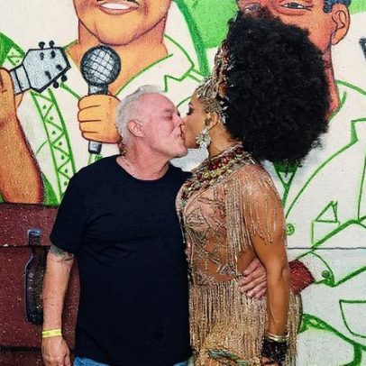 Noite de samba Quitéria Chagas beija namorado e usa look inspirado em Evaristo