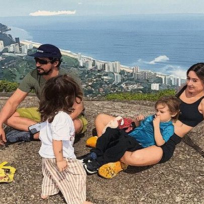 Thaila Ayala e Renato Góes fazem trilha com os filhos no Rio
