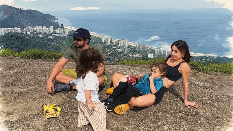 Thaila Ayala e Renato Góes fazem trilha com os filhos no Rio — Foto: Reprodução/Instagram