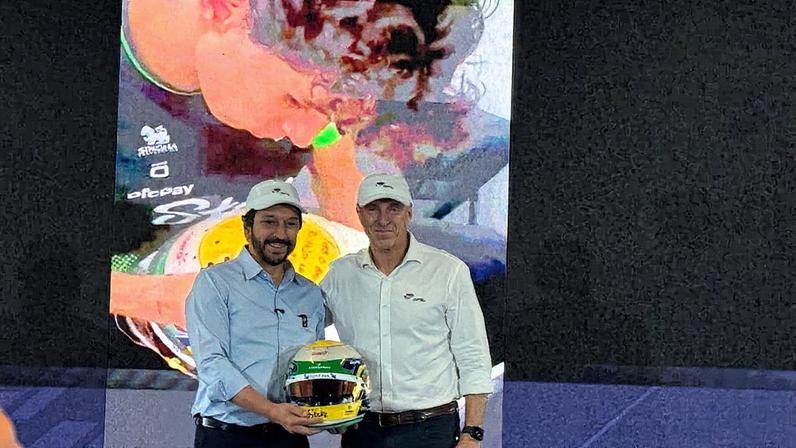 Ricardo Nunes recebe capacete autografado por Gabriel Bortoleto durante coletiva da Fórmula 1 (Foto: Isabella Zuppo)