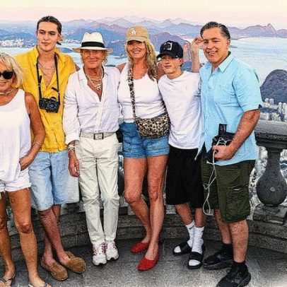 Rod Stewart visita Cristo Redentor com a família no Rio