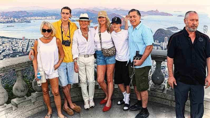 Rod Stewart no Cristo Redentor com a família — Foto: Victor Chapetta/BrazilNews