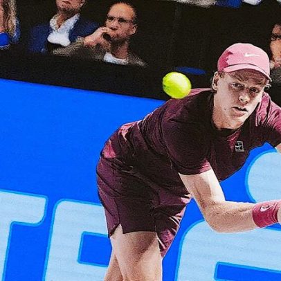 Sinner supera De Minaur pela 12ª vez e disputa a 8ª final no ano