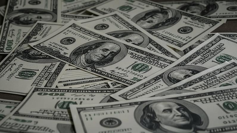 Dólar em queda acentuada após setor privado dos EUA cortar 32 mil empregos, elevando expectativas de novo corte de juros pelo Fed - Foto: collectionImage