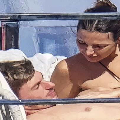 Kelly Piquet e Max Verstappen relaxam em iate com filha Lily