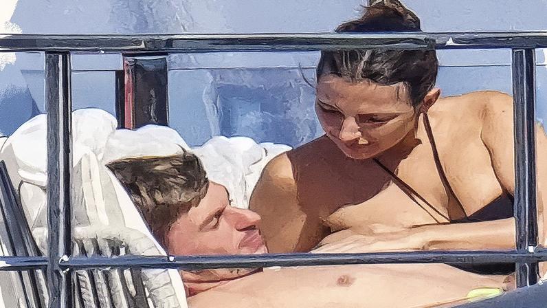 Kelly Piquet e Max Verstappen curtem dia de folga em iate luxuoso com a filha — Foto: The Grosby Group