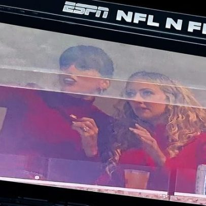 Taylor Swift e Brittany Mahomes vestem gola vermelha no duelo Chiefs contra Commanders