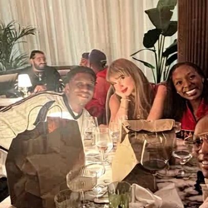Taylor Swift celebra vitória do Chiefs com Travis Kelce contra Raiders