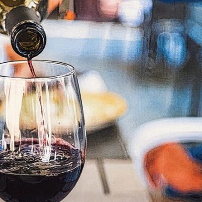 Intoxicação por metanol alerta para riscos em vinho e cerveja contaminados