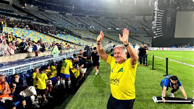 Zico cumprimenta torcedores em jogo beneficente entre Brasil e Itália no Maracanã — Foto: Caíque Andrade